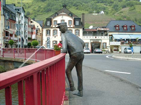 Brücke in Alf mit Bachspautzer