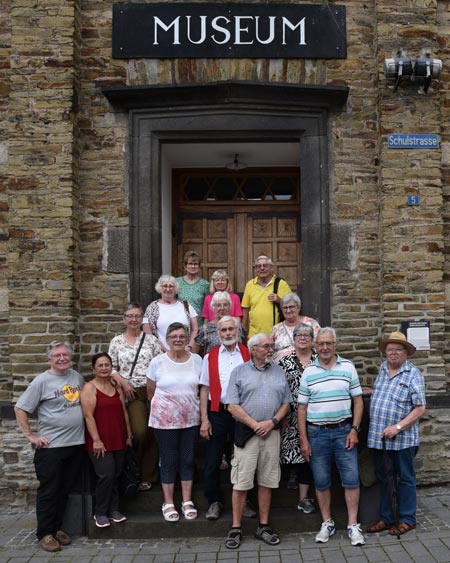 Gruppenfoto vor dem Museum in Winningen